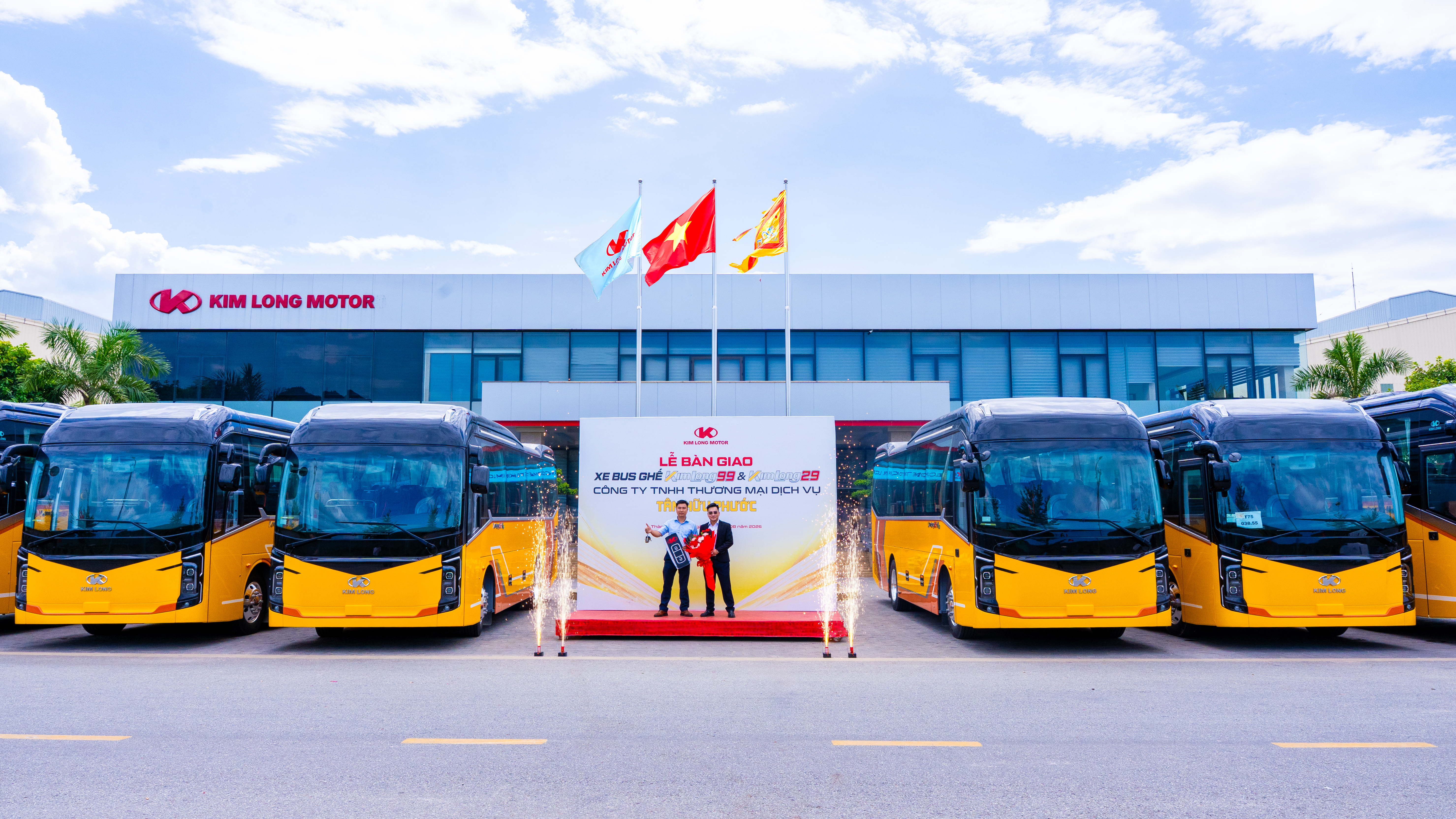 KIM LONG MOTOR BÀN GIAO THÀNH CÔNG LÔ 06 XE BUS GHẾ NGỒI CHO CÔNG TY TNHH THƯƠNG MẠI DỊCH VỤ TÂN HỮU PHƯỚC