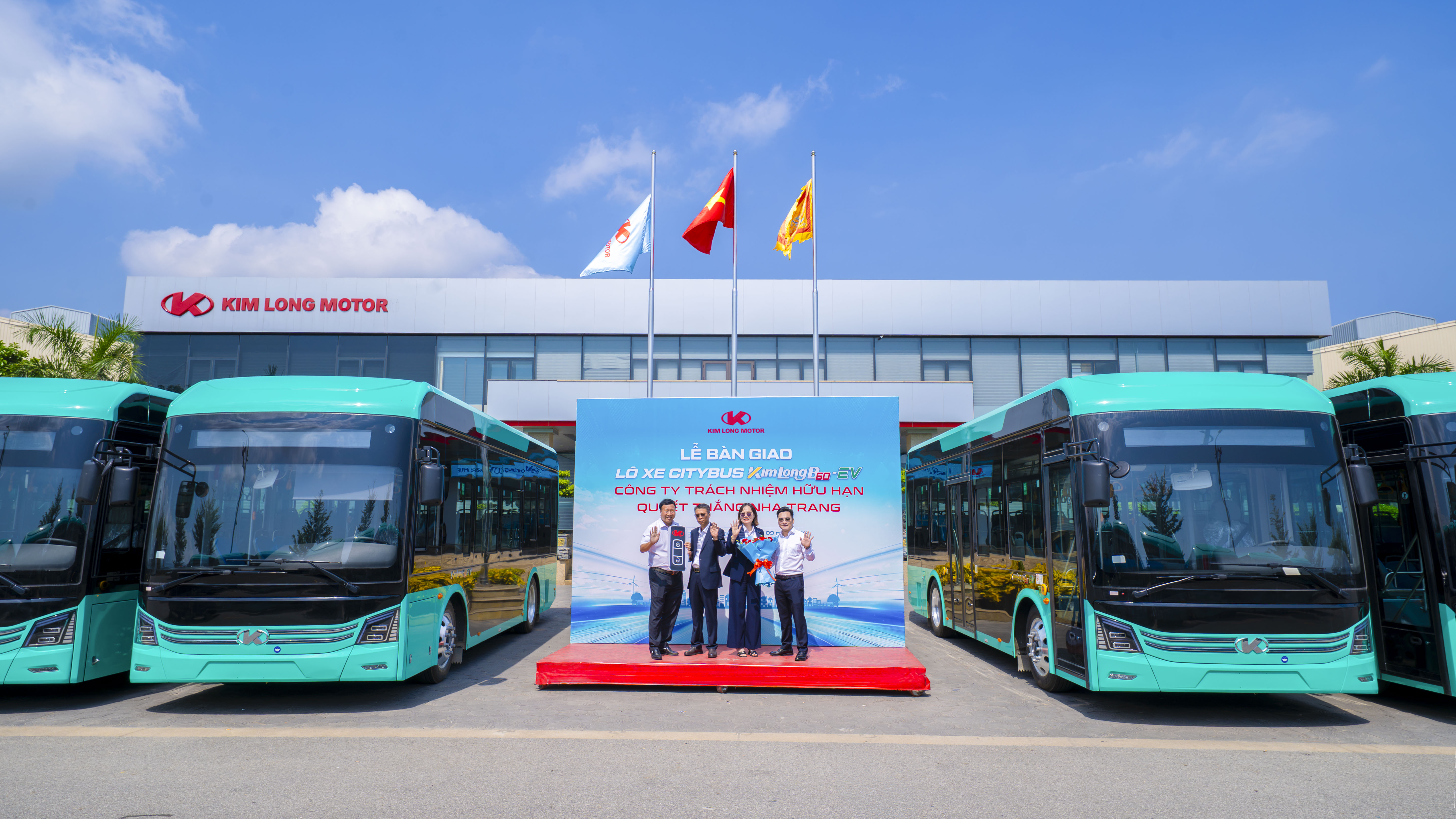 KIM LONG MOTOR BÀN GIAO LÔ 20 XE CITYBUS ĐIỆN KIMLONGB60-EV CHO CÔNG TY TNHH QUYẾT THẮNG NHA TRANG, GÓP PHẦN THÚC ĐẨY XANH HÓA GIAO THÔNG CÔNG CỘNG