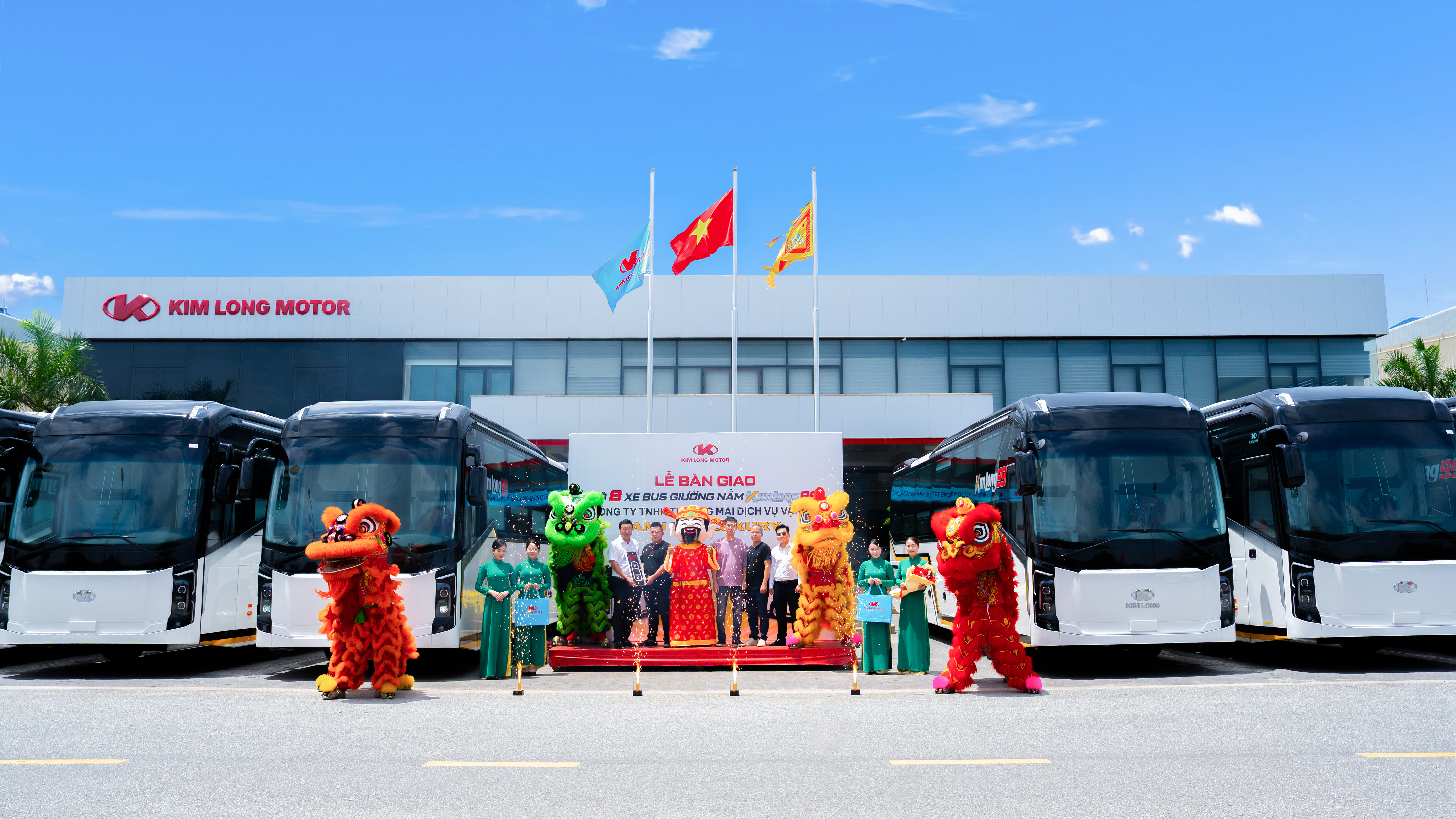 KIM LONG MOTOR BÀN GIAO THÀNH CÔNG LÔ 08 XE BUS GIƯỜNG NẰM KIMLONG99-G24 CHO CÔNG TY TNHH THƯƠNG MẠI DỊCH VỤ VẬN TẢI ANH HUY LUXURY