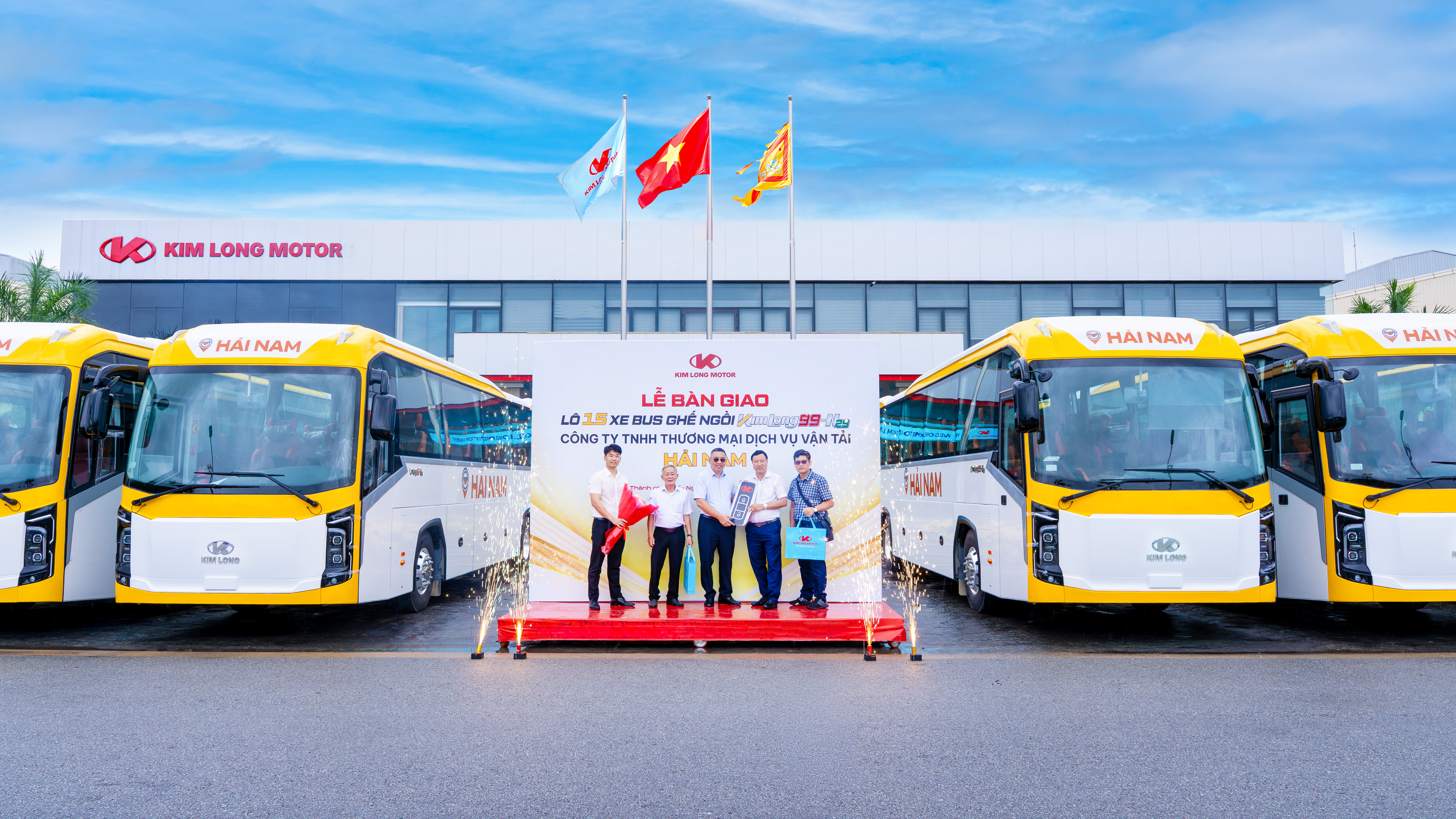 KIM LONG MOTOR TIẾP TỤC KHẲNG ĐỊNH CHẤT LƯỢNG SẢN PHẨM QUA LÔ 15 XE BUS KIMLONG99-N29 CHO DOANH NGHIỆP VẬN TẢI HẢI NAM