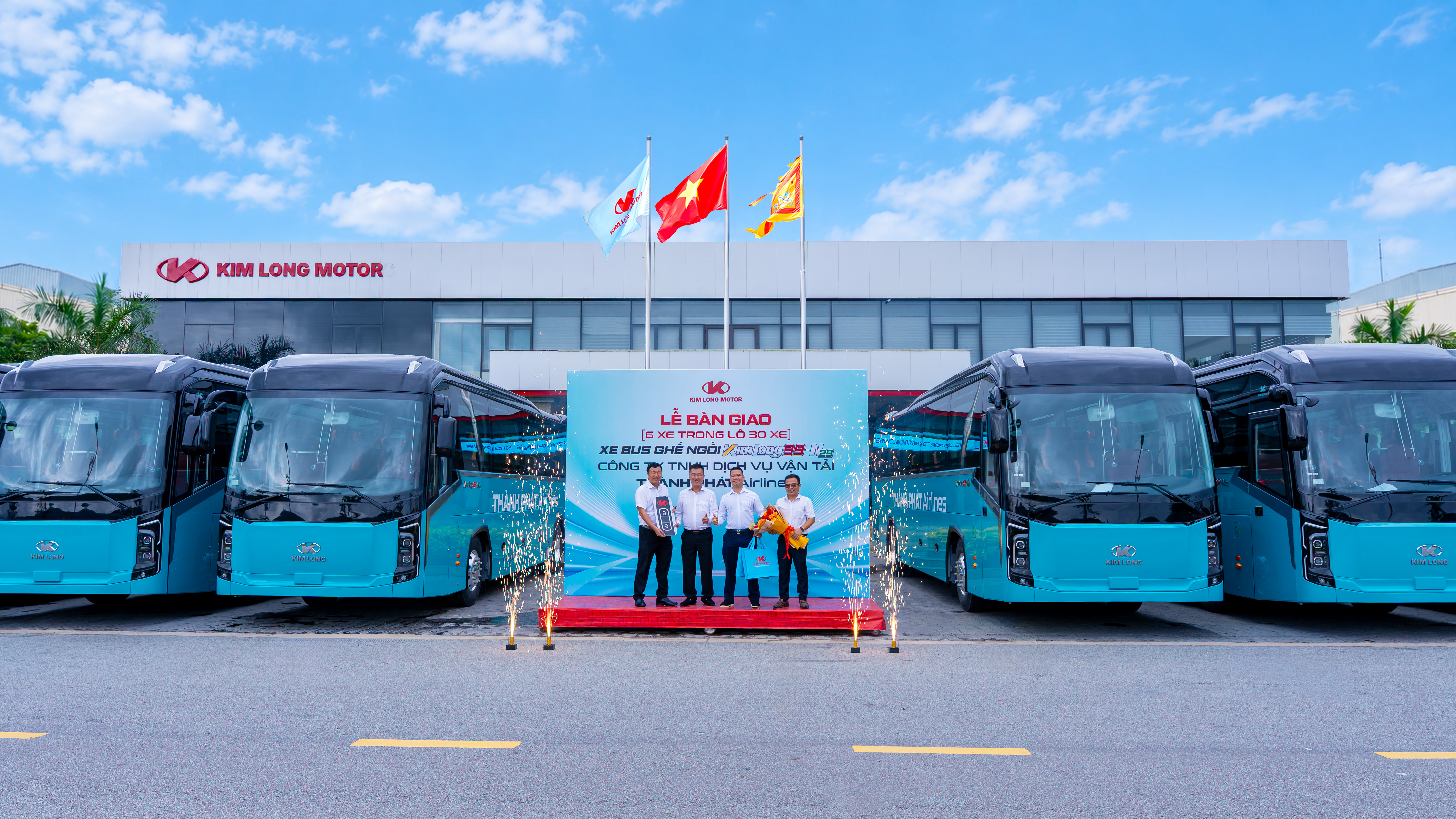 LÔ 06 XE BUS KIMLONG99-N29 ĐÁNH DẤU KHỞI ĐẦU HỢP TÁC GIỮA KIM LONG MOTOR VÀ DOANH NGHIỆP VẬN TẢI THÀNH PHÁT AIRLINES