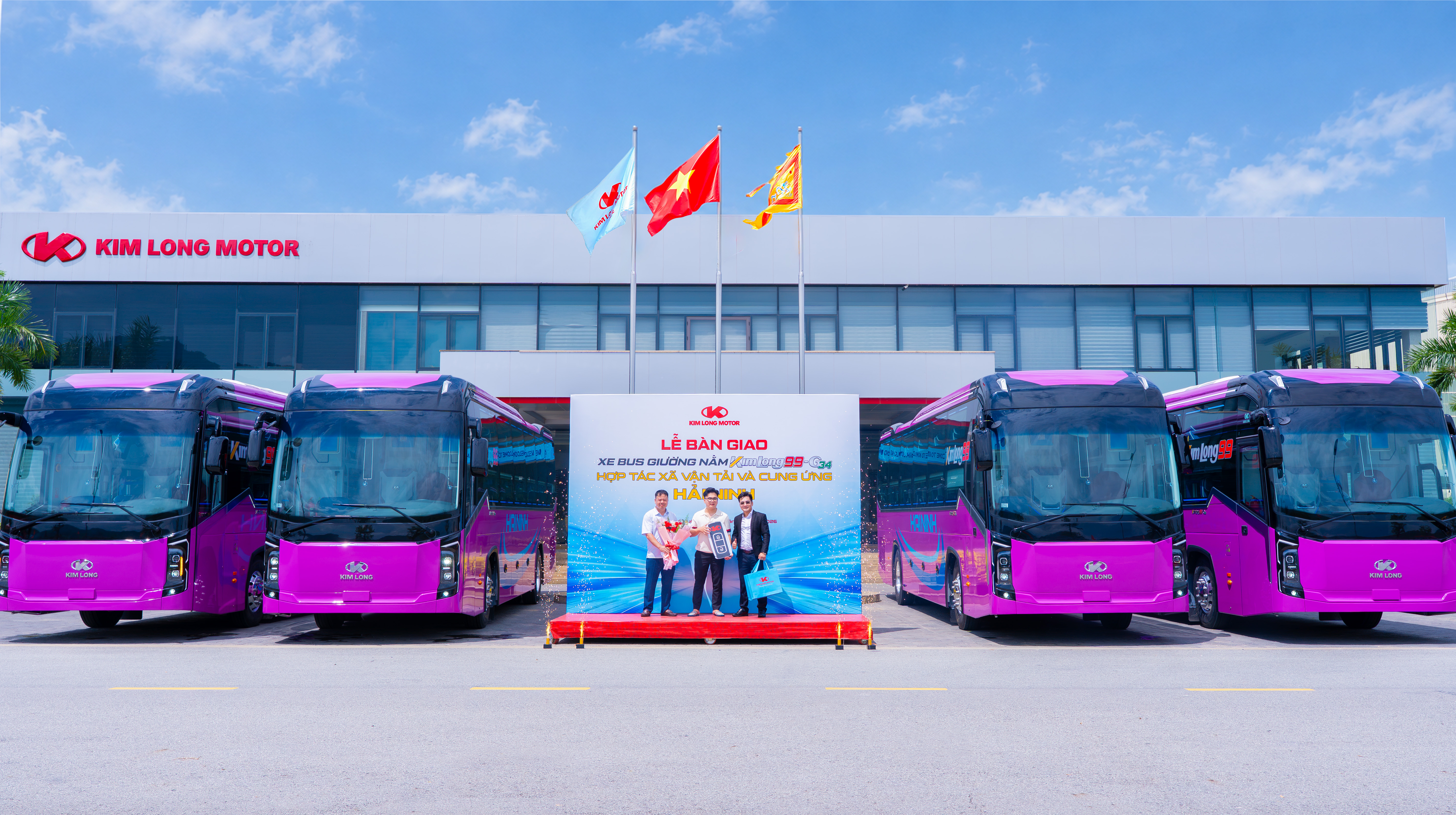 KIM LONG MOTOR BÀN GIAO THÀNH CÔNG LÔ ĐẦU TIÊN TRONG HỢP ĐỒNG 24 XE KIMLONG99 CHO HỢP TÁC XÃ VẬN TẢI VÀ CUNG ỨNG HẢI NINH