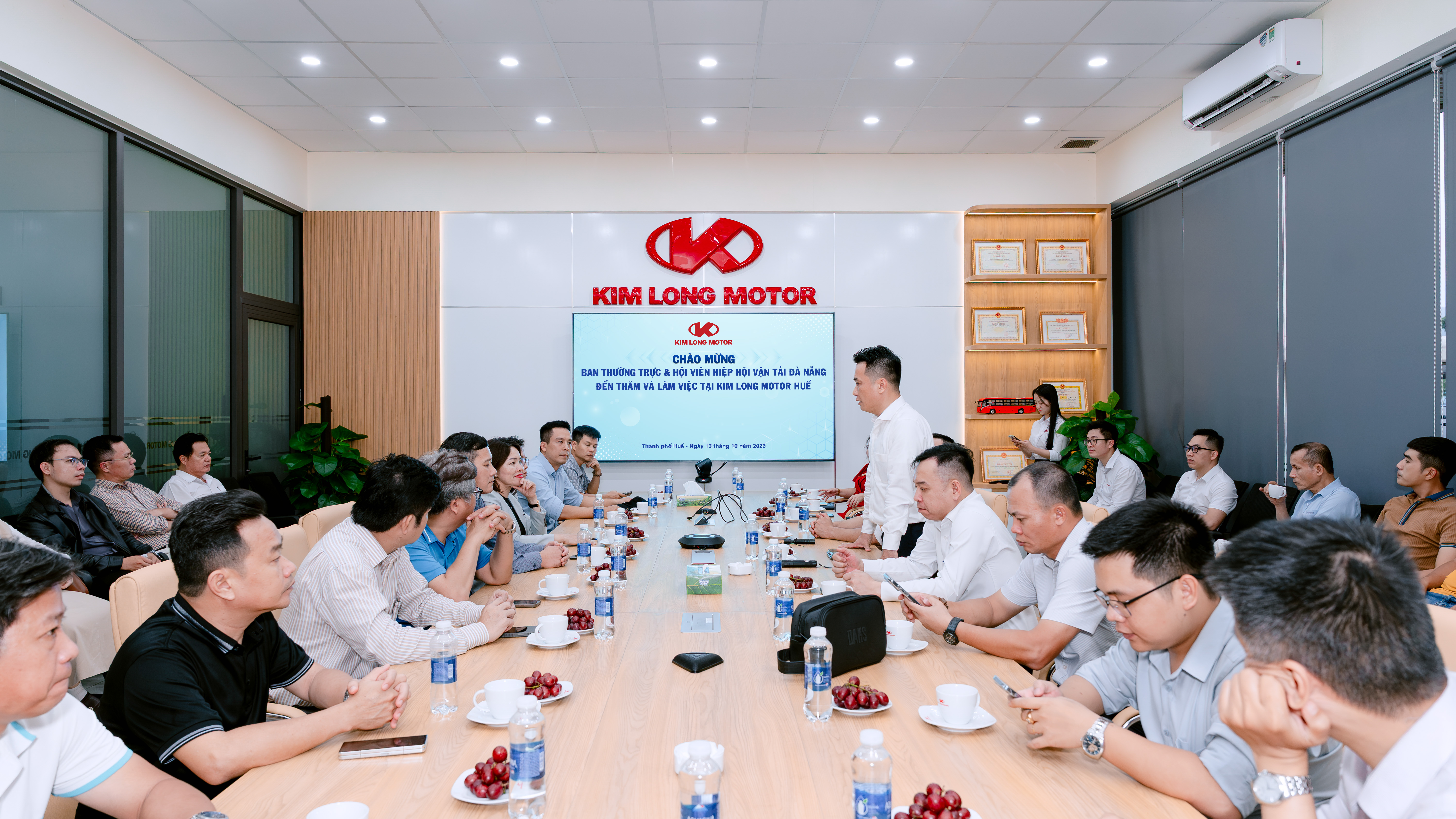 BAN THƯỜNG TRỰC & HỘI VIÊN HIỆP HỘI VẬN TẢI ĐÀ NẴNG ĐẾN THĂM VÀ LÀM VIỆC TẠI KIM LONG MOTOR HUẾ