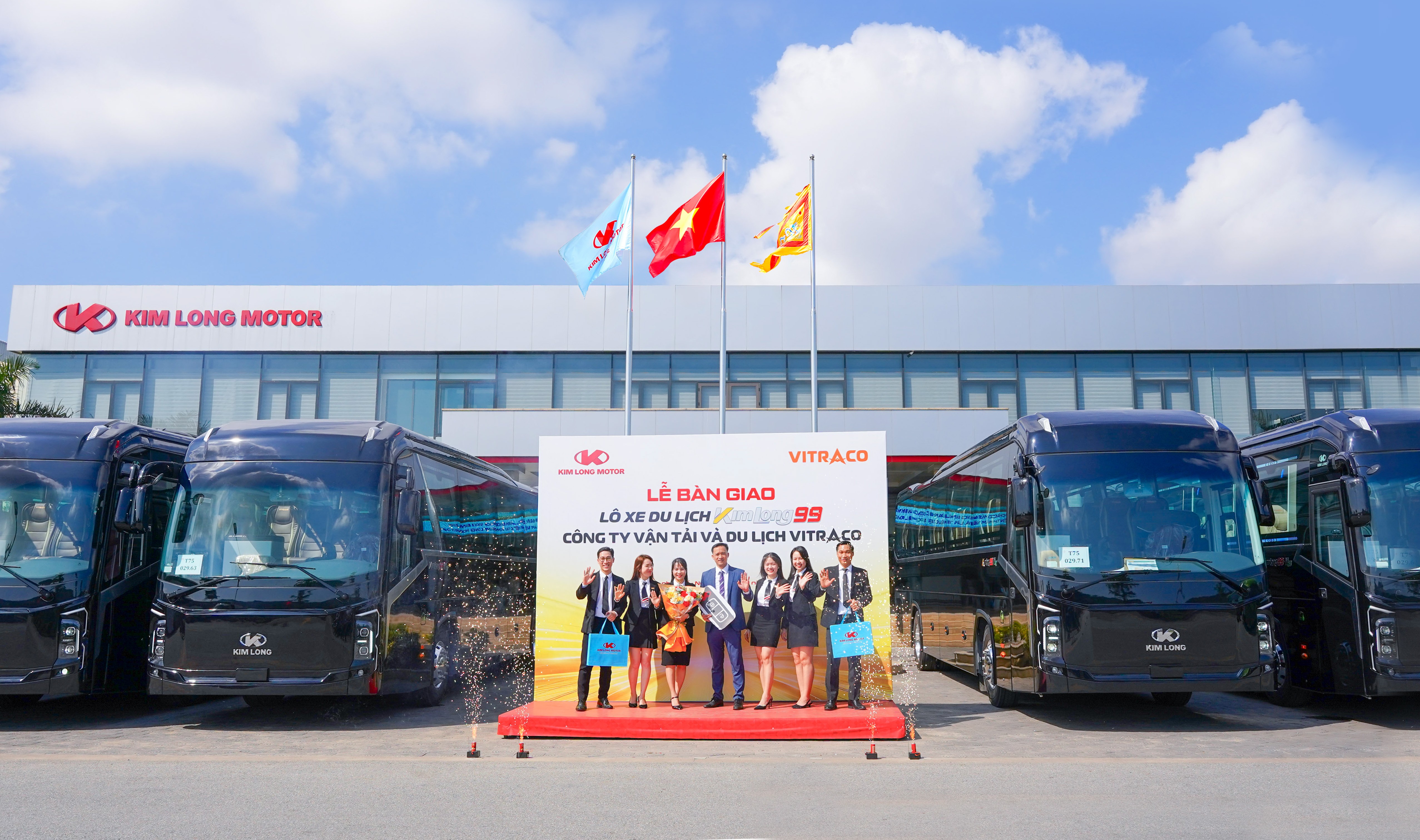 KIM LONG MOTOR BÀN GIAO LÔ 12 XE BUS KIMLONG 99, ĐỒNG HÀNH CÙNG DOANH NGHIỆP VITRACO PHỤC VỤ TẾT BÍNH NGỌ 2026