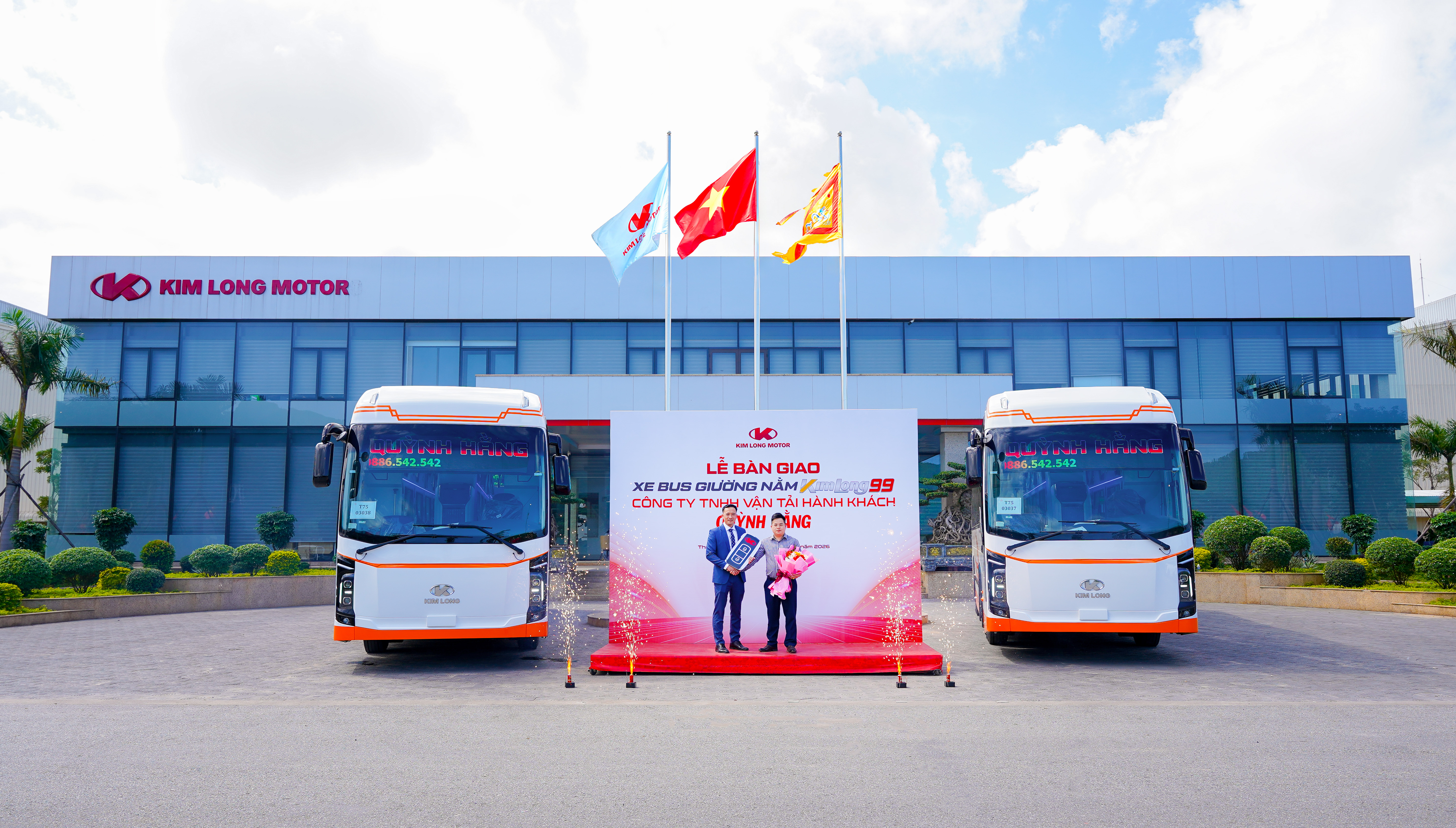 KIM LONG MOTOR BÀN GIAO THÀNH CÔNG LÔ 02 XE BUS KIMLONG 99-G32 CHO DOANH NGHIỆP QUỲNH HẰNG, SẴN SÀNG PHỤC VỤ MÙA CAO ĐIỂM CUỐI NĂM