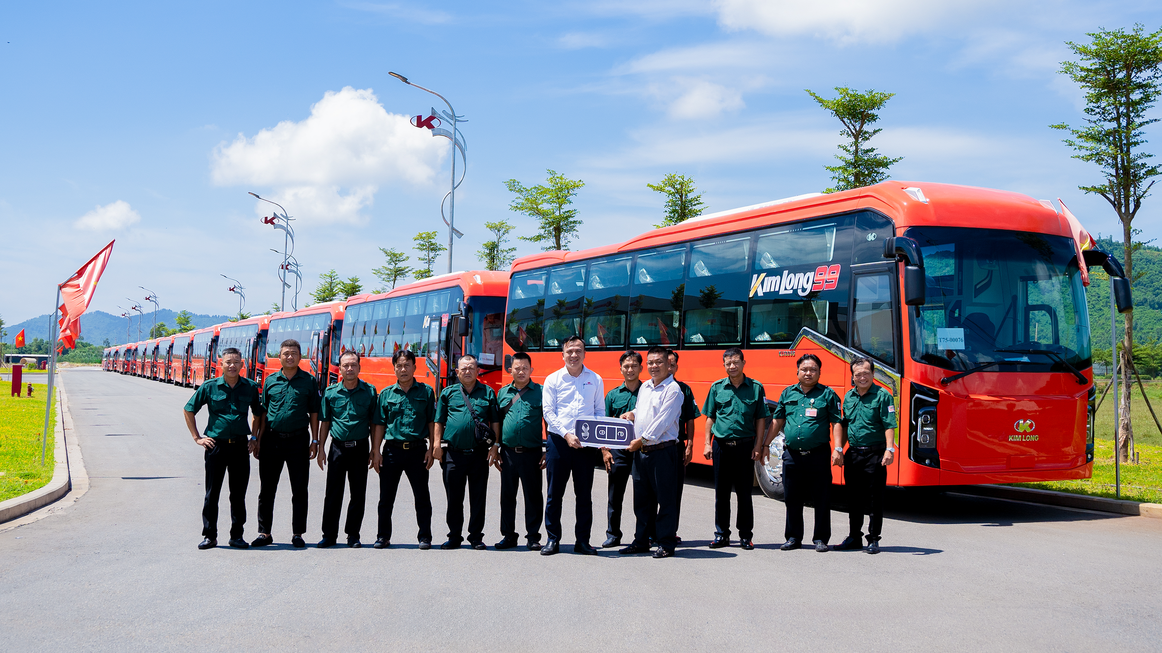 KIM LONG MOTOR DELIVERS THE FIRST BATCH OF KIM LONG 99 SLEEPER BUSES TO PARTNER FUTA BUS LINES