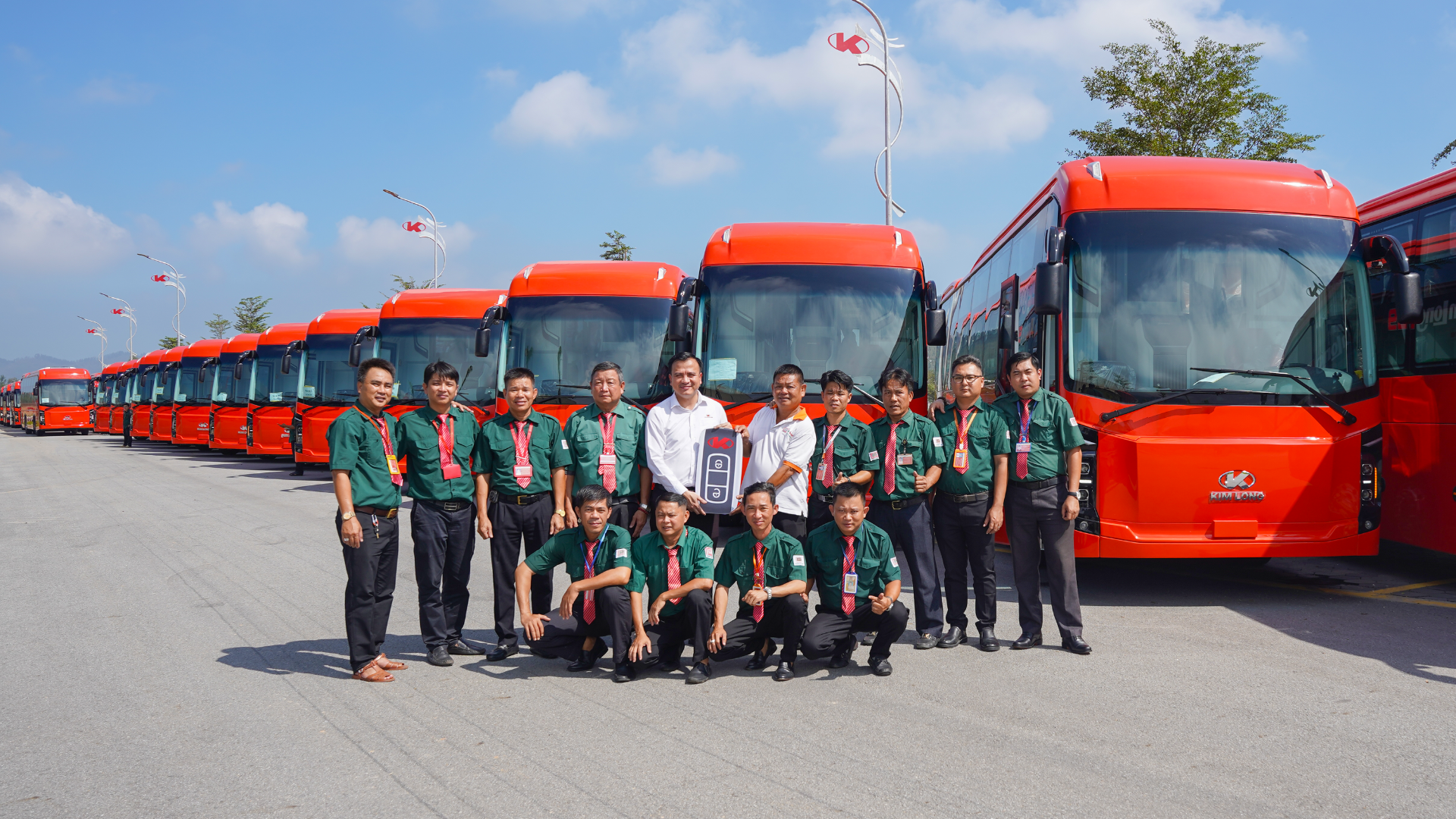 KIM LONG MOTOR BÀN GIAO LÔ 55 XE BUS GIƯỜNG NẰM KIMLONG 99 CHO ĐỐI TÁC