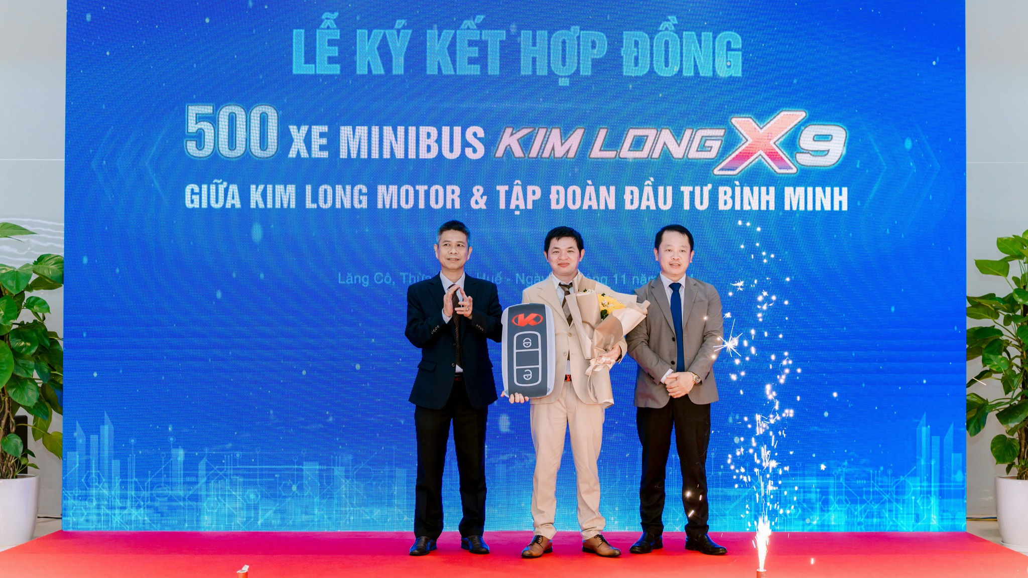 KIM LONG MOTOR VÀ TẬP ĐOÀN ĐẦU TƯ BÌNH MINH  KÝ KẾT HỢP ĐỒNG 500 XE MINIBUS KIMLONG X9  VÀ BÀN GIAO LÔ 50 XE ĐẦU TIÊN