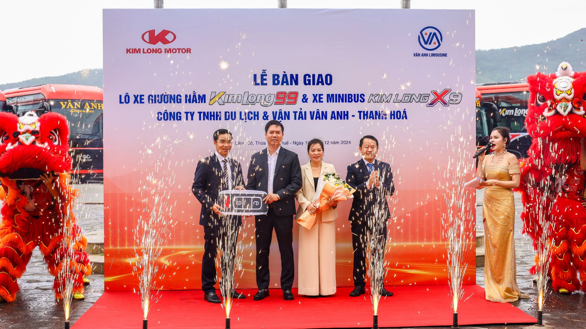 KIM LONG MOTOR OFFICIALLY DELIVERS 50 KIMLONG 99 BUSES AND KIMLONG X9 MINIBUSES TO VAN ANH ENTERPRISE