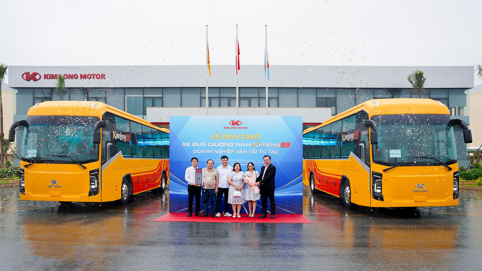 HANDOVER OF KIMLONG 99 SLEEPER BUSES TO TU TẠC TRANSPORTATION COMPANY